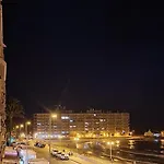 Beachfront With Sea View & Balcony דירה *