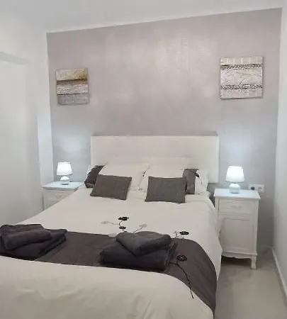 Beachfront With Sea View & Balcony Pmt16 또레비에하